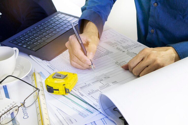 Zdjęcie inżynierowie projektu sprawdzają dokumentację budowlaną różnych systemówkonstrukcje budowlane i prace systemowenieruchomości i działalność budowlana