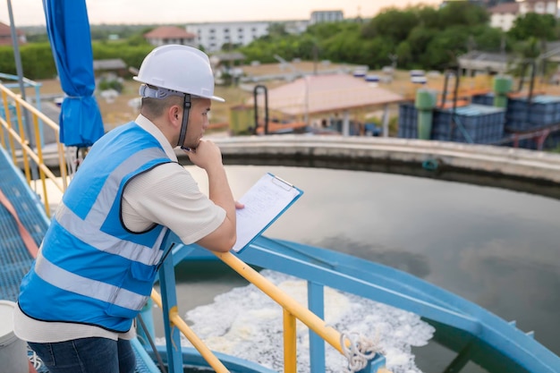 Inżynierowie środowiska pracują w oczyszczalniach ściekówInżynierowie wodociągów pracują w zakładzie recyklingu wody do ponownego wykorzystania