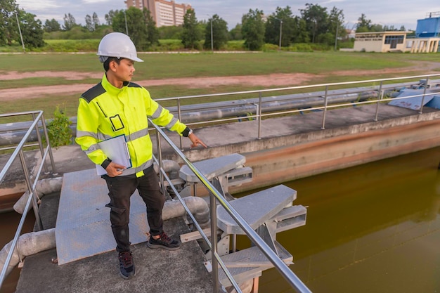 Inżynierowie środowiska pracują w oczyszczalniach ściekówInżynierowie wodociągów pracują w zakładzie recyklingu wody do ponownego wykorzystania