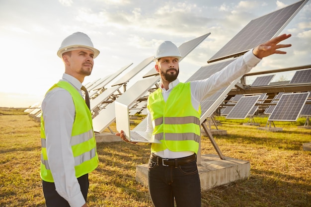 Inżynierowie w mundurach pracujących w dziedzinie energii słonecznej