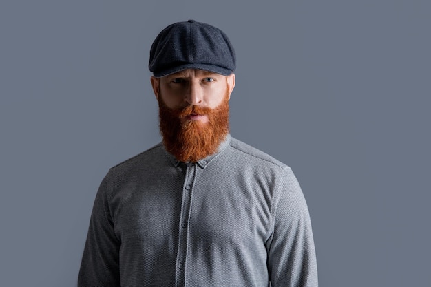 Irlandzki facet studio Brodaty facet wyizolowanych na szaro Nieogolony facet z brodą i wąsami