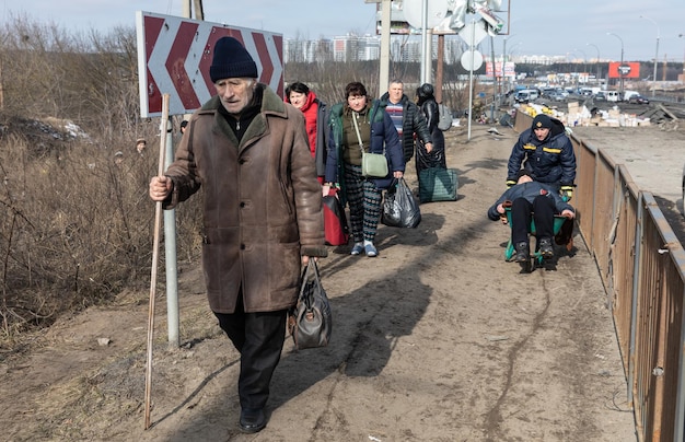 IRPIN UKRAINA 09.03.2022 Wojna na Ukrainie Tysiące mieszkańców Irpin musi opuścić swoje domy i ewakuować się, gdy wojska rosyjskie bombardują spokojne miasto Uchodźcy wojenni na Ukrainie