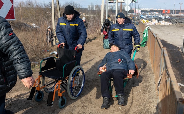 IRPIN UKRAINA 09.03.2022 Wojna na Ukrainie Tysiące mieszkańców Irpin musi opuścić swoje domy i ewakuować się, gdy wojska rosyjskie bombardują spokojne miasto Uchodźcy wojenni na Ukrainie