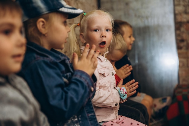 Irpin Ukraina małe dzieci i ich opiekunowie są ewakuowani do podziemnej piwnicy
