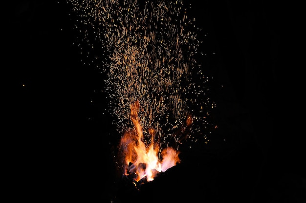 Zdjęcie iskry z ognia w kuźni na ciemnym tle