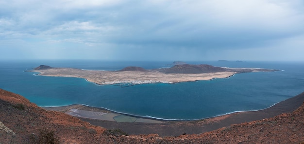 Isla de la Graciosa widziana z Mirador del Rio Lanzarote Wyspy Kanaryjskie Hiszpania