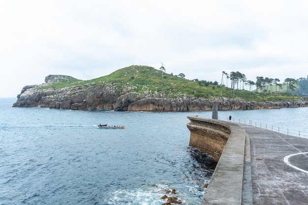 Isla San Nicolas z portu morskiego gminy Lekeitio, Zatoka Biskajska na Morzu Kantabryjskim. kraj Basków
