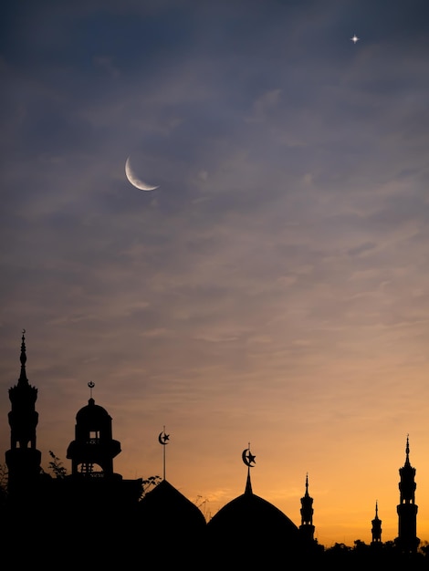 Islamska architektura celebracja koncepcja tłaProjekt krajobraz Ramadan sylwetka budynek meczety kopułaPółksiężyc niebo na zachodzie słońcaNowy rok muharrama religiaarabskiEid AlAdhaMubarak muzułmanin