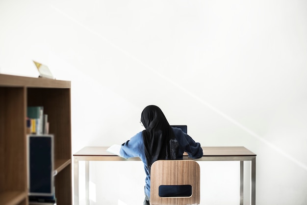 Zdjęcie islamska dziewczyna studiuje z laptopem