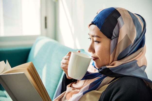 Islamska Kobieta Czyta I Pije Kawę