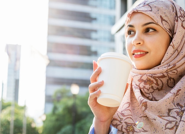 Islamska kobieta pije kawę w mieście