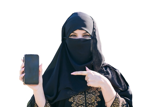 Islamska kobieta wskazuje palcem na swój telefon. Odosobniony.