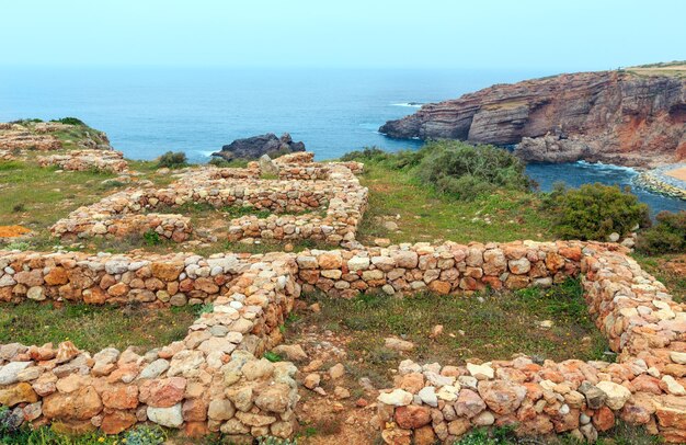 Islamska osada rybacka w Ponta do Castelo nad Carrapateira (Aljezur), Portugalia. Letni widok skaliste wybrzeże Atlantyku (Costa Vicentina, Algarve).