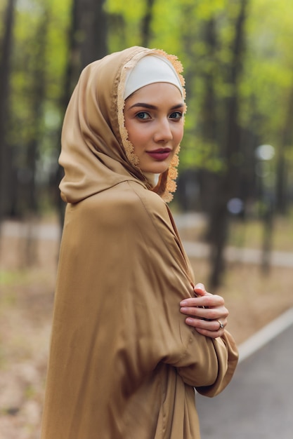 Islamska Piękna Kobieta W Muzułmańskiej Sukience Stojącej Na Tle Ulicy W Parku Lato Las Jesienne Drzewa