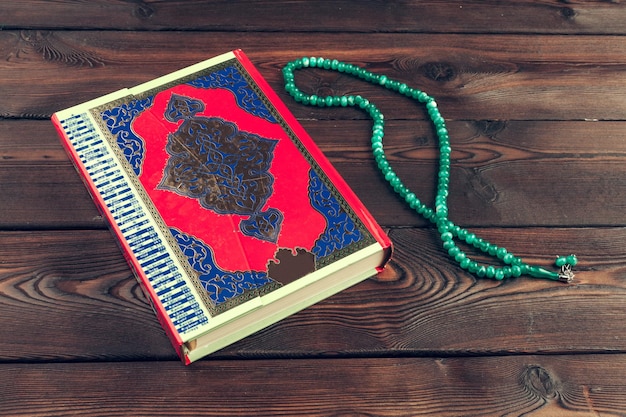islamska święta książka na drewnianym stole
