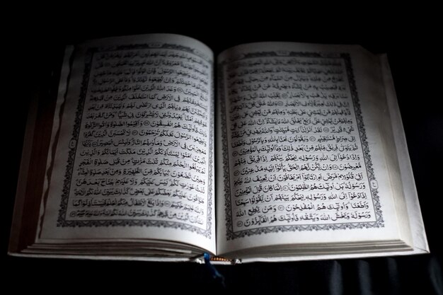 Zdjęcie islamski motyw o koranie na czarnym tle