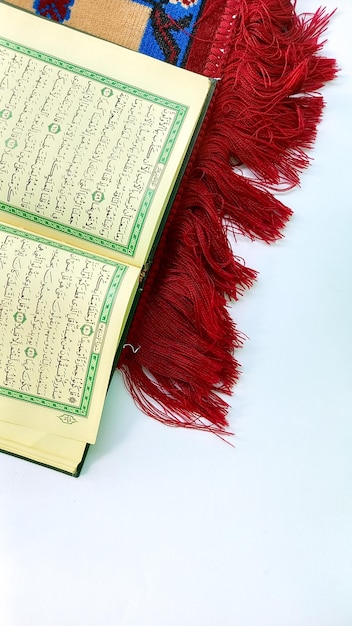 Islamskie pojęcie Ramadanu kareem Islamska święta książka AlQur'an lub koraliki modlitewne i latarnia na białym