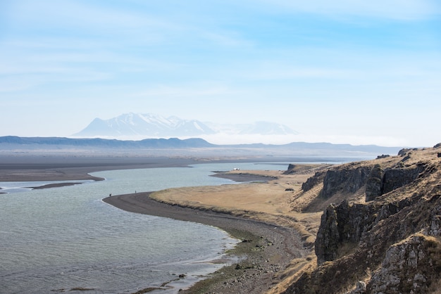 Islandia czarny piasek w południe z niską mgłą