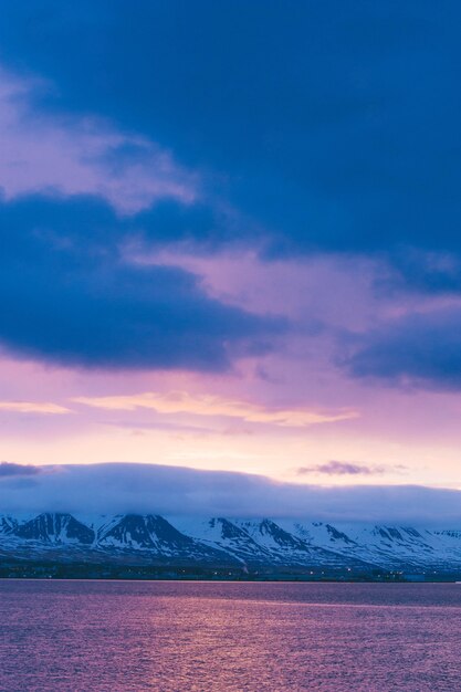 Islandia natura krajobraz droga z chmurami i rozległą wioską polną i rzeką nad jeziorem