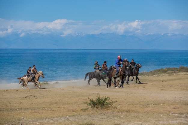 Issyk-Kul, Kirgistan - 15 września: Krajowe Igrzyska Nomadów "Kokpar" 15 września 2015 r. w Issyk-Kul, Kirgistan