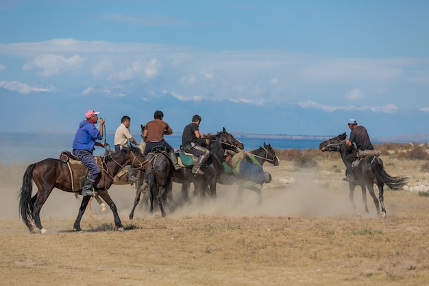 Issyk-Kul, Kirgistan - 15 września: Krajowe Igrzyska Nomadów "Kokpar" 15 września 2015 r. w Issyk-Kul, Kirgistan