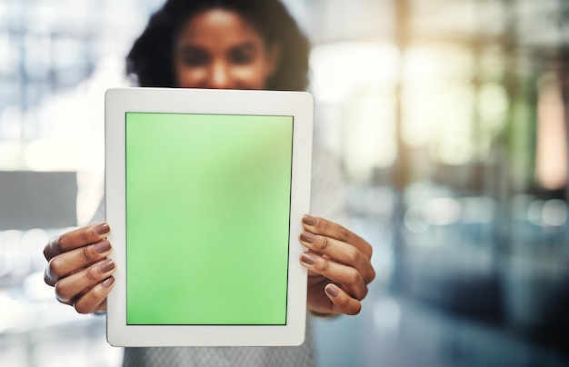 Istnieje cały świat online, który możesz reklamować Zdjęcie młodej bizneswoman trzymającej w biurze cyfrowy tablet z chromowanym ekranem