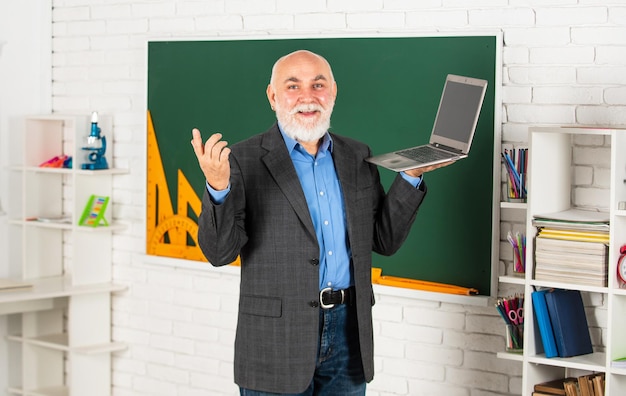 IT technologia wykwalifikowany nauczyciel człowiek praca na komputerze prywatne szkolenie online studiowanie online notebook IT nauczyciel używanie laptopa na lekcji nowe technologie w nowoczesnej edukacji digitalizacja wiedzy