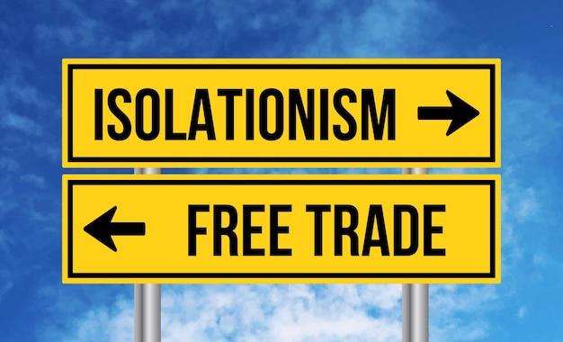 Zdjęcie izolacjonizm lub znak drogowy wolnego handlu na chmurnym tle