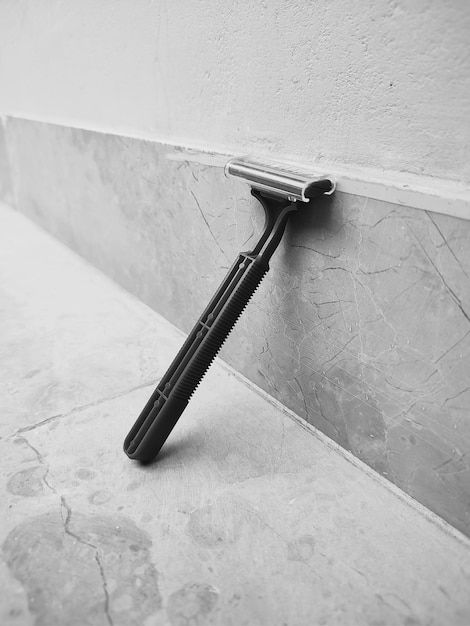 Zdjęcie izolowana maszynka do golenia fotografia produktu plastic shaving razor tool closeup for hair removal
