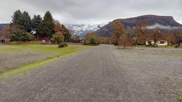 Izolowana społeczność w San Carlos de Bariloche w Argentynie jesienią