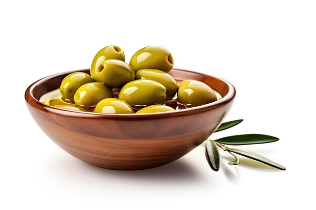 Izolowana szklana miska ze świeżymi oliwkami w oliwie z oliwek na białym tle