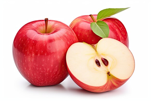 Izolowane czerwone i różowe jabłka całe owoce z plasterkiem na białym tle