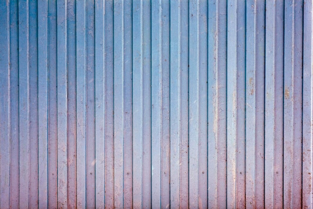 Izolowane metalowe ogrodzenie w kolorze niebieskim z blachy falistej