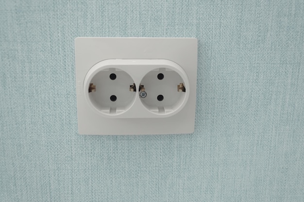 Zdjęcie izolowany biały beżowy przełącznik i gniazdo na jasnej ścianie estetyka napraw elektrycznych inter bezpieczeństwa