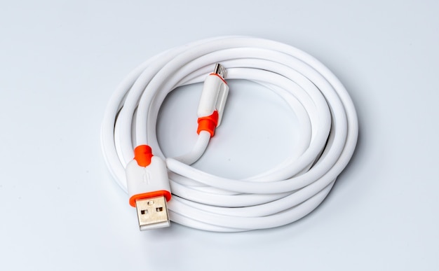 Izolowany biały kabel USB