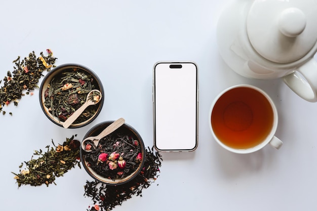 Izolowany ekran telefonu i asortyment herbaty