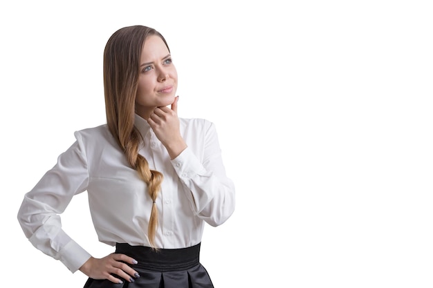 Izolowany portret młodej uroczej bizneswoman w białej bluzce i czarnej spódnicy.