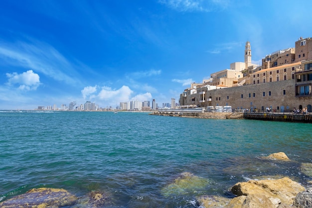 Izrael widok na wybrzeże morskiego wybrzeża Tel Awiwu i zabytkowy stary port w Jaffie Namal Yafo