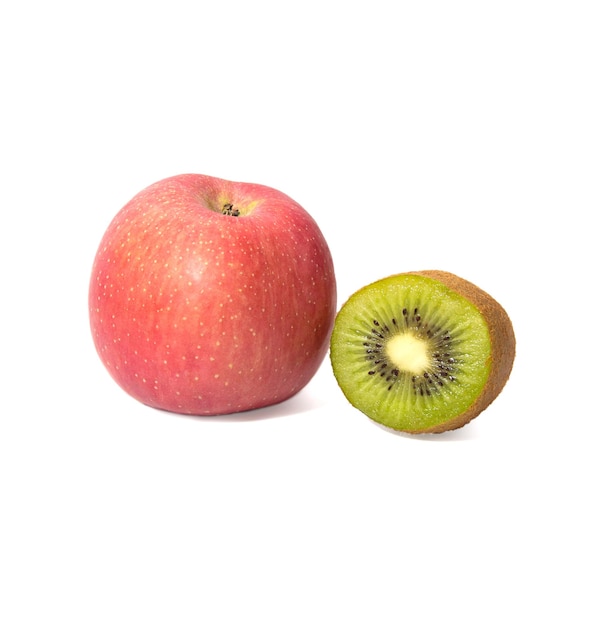 Jabłczana fuji i pół kiwi owoc odizolowywający na białym tle
