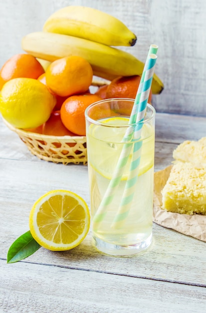 Jabłczanej bananowej świeżej cytryny pomarańczowy sok. Selektywna ostrość.