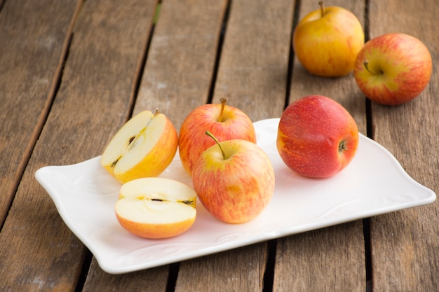 Zdjęcie jabłczany naczynie i jabłko na drewnianym stole. tło owoc lub jedzenie