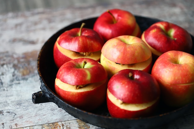 Zdjęcie jabłka przed pieczeniem z cynamonem i miodem.