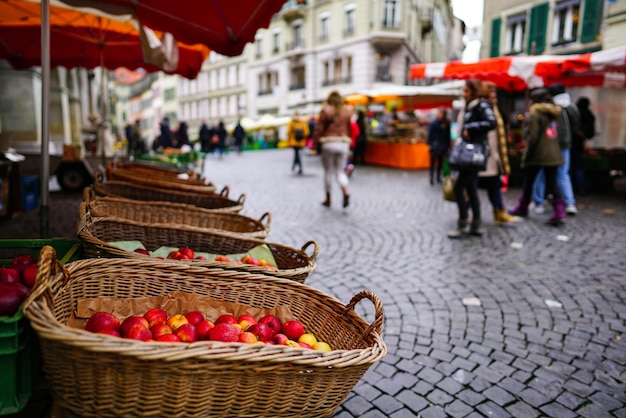 Jabłka W Koszykach Z Kory Do Sprzedaży Przez Ludzi Na Targu Ulicznym