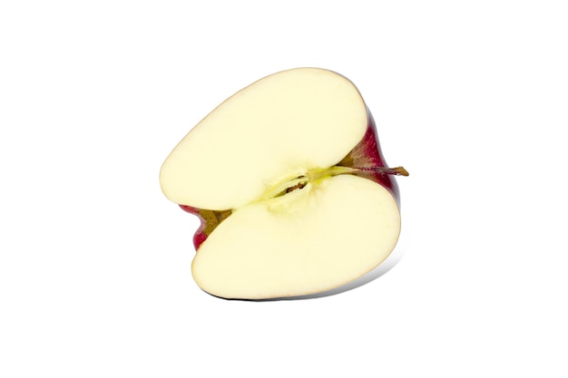 Jabłko czerwone łagodne soczyste świeże dojrzałe pół pokrojone na białym tle