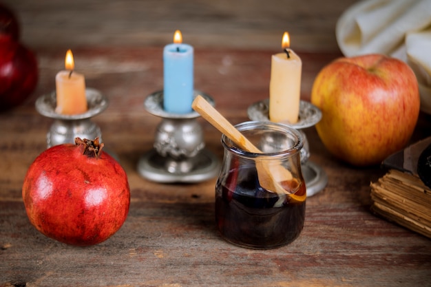 Zdjęcie jabłko, granat i miód żydowski nowy rok rosz haszana księga tory, kippah jamolka talit