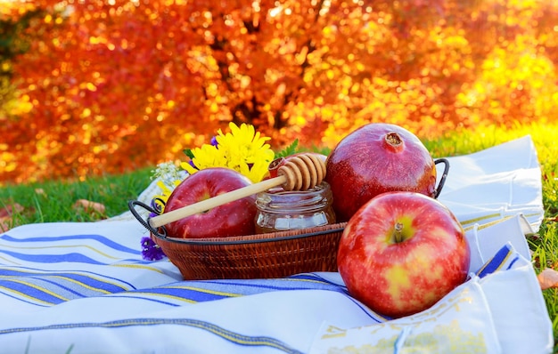 Jabłko i miód tradycyjne potrawy żydowskiego Nowego Roku Rosz Haszana