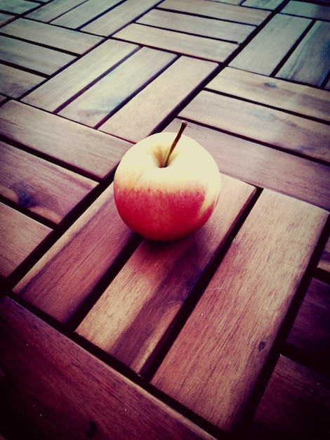 Zdjęcie jabłko na drewnianym stole
