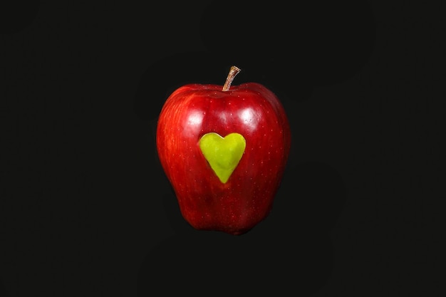 Jabłko serce czerwone zielone