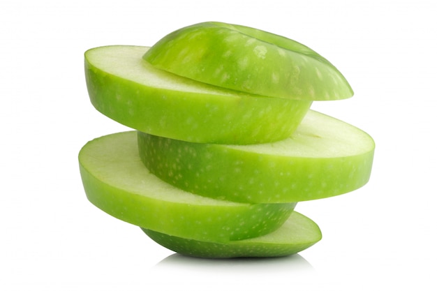 Jabłko - zielony plasterek odizolowywający na bielu