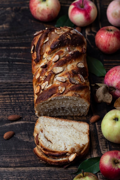 Jabłkowy chleb babka z cynamonem na drewnianym stole